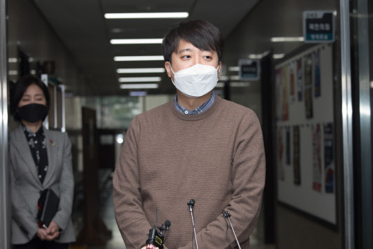 국민의힘 이준석 대표가 24일 국회 당대표실 앞에서 박근혜 전 대통령 특별사면에 대한 입장을 밝히고 있다.   [국회사진기자단]